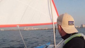 Надувной парусный катамаран на водохранилище