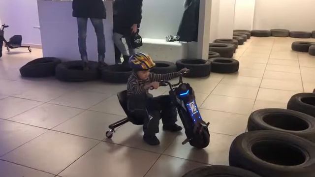 Я катаюсь на электрокартинге