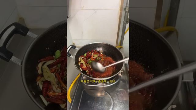 #陕西 #自制美食教程 #麻辣粉 #嗦粉 #美的增怂 做饭三小时，吃饭五分钟，收拾厨房半小时，但是吃饭的时候听到我伙计跟他对象说美的很，太爽了，太有成就感了，要不要跟我做朋友，揍饭……版本过低，升级