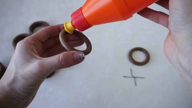 Делаем оригинальный подсвечник из колец от штор /подсвечник своими руками