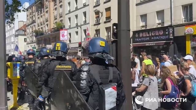 Протесты против санитарных пропусков в Париже