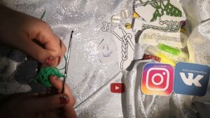 На 1 минуте 58 секунд  Вязаные безразмерные носочки крючком из пряжи травка