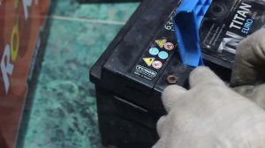 Как снять прикипевшую клемму?