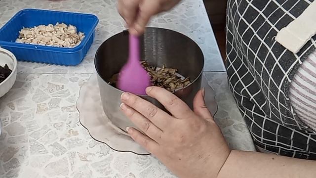 Слоённый салат с курицей с сыром и черносливом???? смотреть онлайн