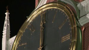 Знаменитые куранты на Спасской башне временно остановили