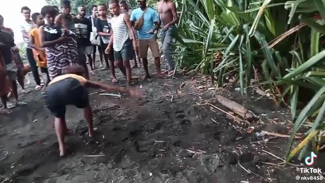 Papua New Guinea Girls Fighting Over Man смотреть онлайн