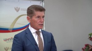 Олег Кожемяко наградил приморских педагогов за выпускников-стобалльников.