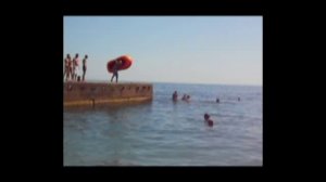 Прыжок с волнореза в противогазе на надувной лодке в Чёрное море.