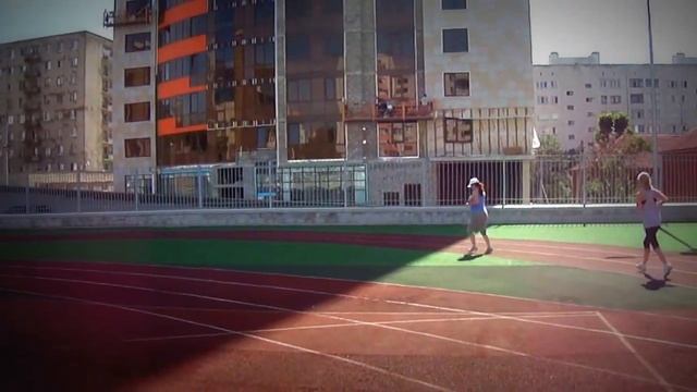 И это отпуск называется... Семейный забег на стадионе :) смотреть онлайн