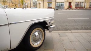 Белая Чайка 1961г. - легенда советского автопрома на выставке ретро-автомобилей у отеля «Метрополь»