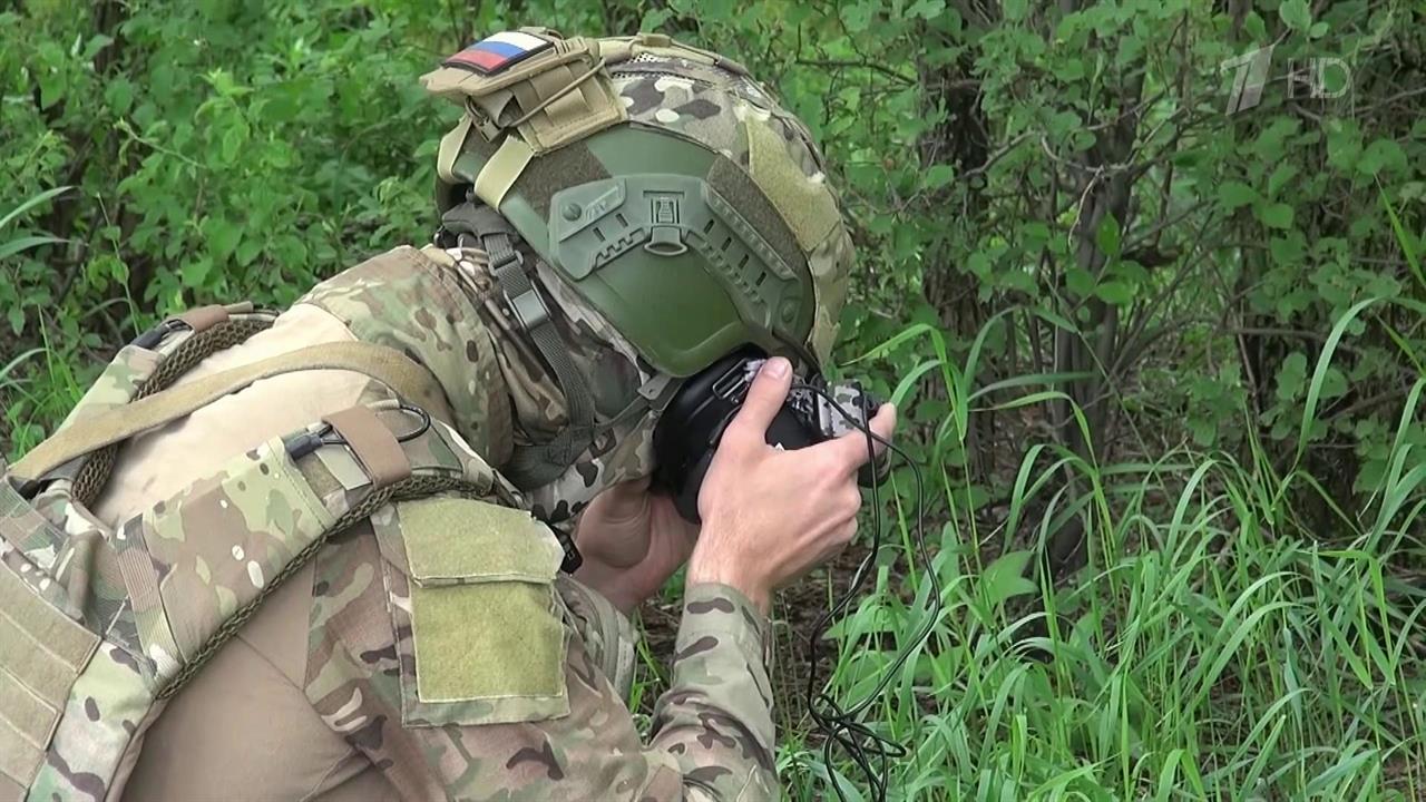 Настоящее мастерство показывают бойцы, используя обычный квадрокоптер для гонок