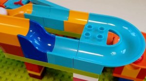Шарики марблс катаются по лабиринту Satisfying building blocks Sound slope and 2 funnels