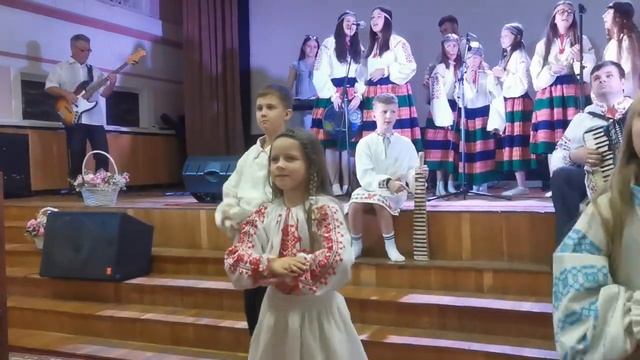 Беларусь, ты мой родны кут!!! Классно спели и станцевали! Дети поют в Церкви! Танцы в Церкви! Круто