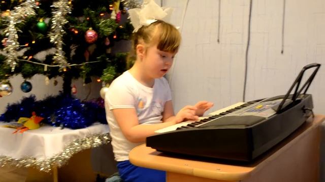 Варя учится играть на фортепиано смотреть онлайн