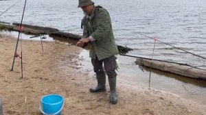 РЫБАЛКА НА ЛЕЩА РЕКА ШОША В ПЛОХУЮ ПЕРЕМЕНЧИВУЮ ПОГОДУ НАСАДКИ И ПРИКОРМКА НА ЛЕЩА. ДОНКИ И ФИДЕР