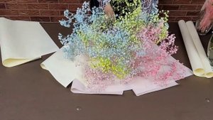 Объёмный букет из цветной гипсофилы