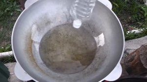 Жареные крылья в казане на огне.