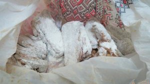 Телячьи рёбрышки с луком и помидорами