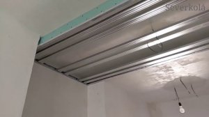 Прихожая, короб с линейной подсветкой и переходом на стену. Потолок из гипсокартона 34.