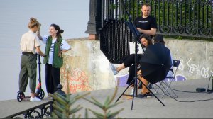 работа бригады фотографа на натурных съемках модели с самокатом в 06-30 утра - золотой час
