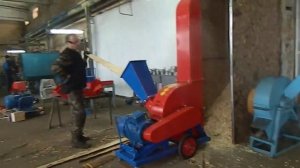 Видео-отчет о работе Щепорез Щ550 с электрическим двигателем 18,5 кВт (верхний и нижний выброс)