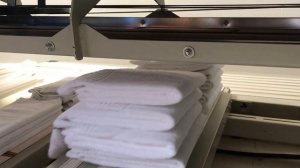 Складыватель полотенец в прачечной: автоматизирует работу с полотенцами и бельем в крупных прачечны