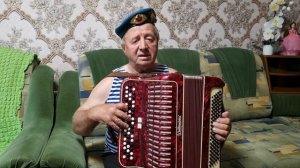 Расплескалась синева. Под баян.