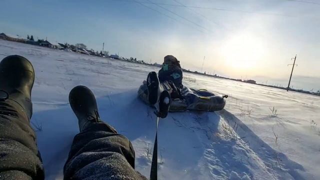 Катаемся на ватрушках смотреть онлайн