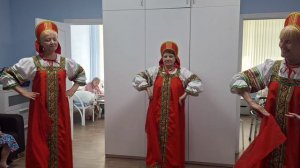 Танцевальный музыкальный номер для пожилых в пансионате «Дом бабушек и дедушек» в Нижнем Новгороде