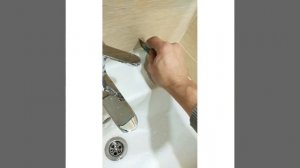 Затирка шва между раковиной и стеной герметиком Ceresit