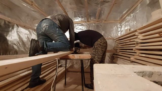 08.01.23. Баня. Подготавливаем обшивку потолка. Фрезер "не потянул" - отказались.
