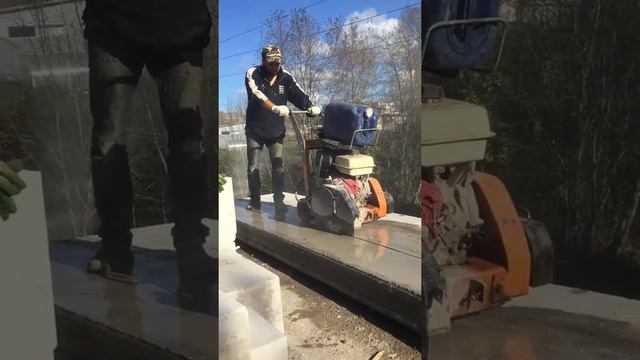 Плита перекрытия. Отрезаем на лишний кусок бензорезом. смотреть онлайн