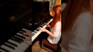 Девочка играет на пианино и поёт