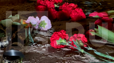 Жители Белгорода несут цветы к стихийному мемориалу в память о жертвах теракта ВСУ