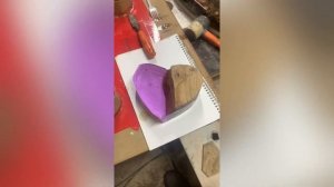 Сердце из эпоксидной смолы и дерева. heart made of epoxy resin and wood