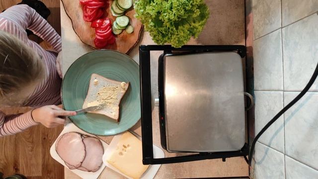 Тосты - это просто. Как приготовить тосты или сэндвич в школу. Простой рецепт горячих бутербродов. смотреть онлайн