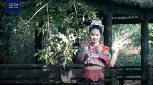 Девушка исполняет народный танец в священном лесу