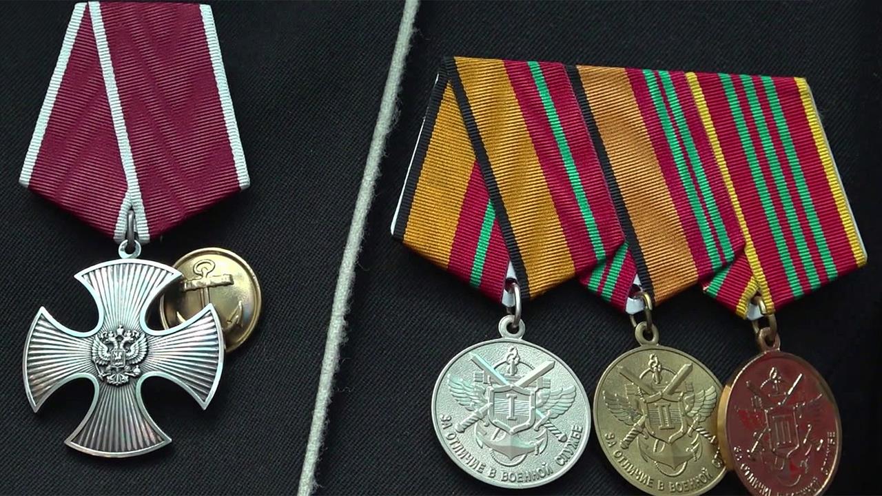 Сергей Шойгу вручил ордена Мужества военным, которые отразили нападение украинских беспилотников.