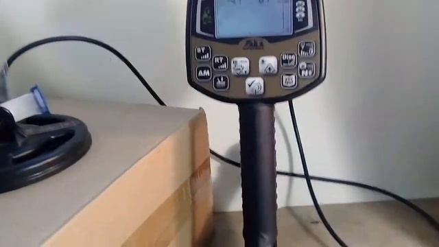 Катушка металлоискателя и неподвижные металлические предметы. смотреть онлайн