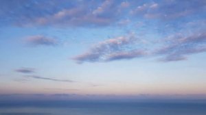 Море и небо. Все оттенки синего. Облака.