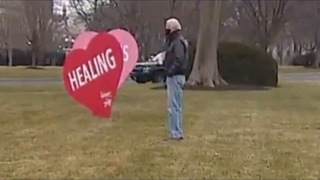 Joe Biden wanders outside the White House смотреть онлайн