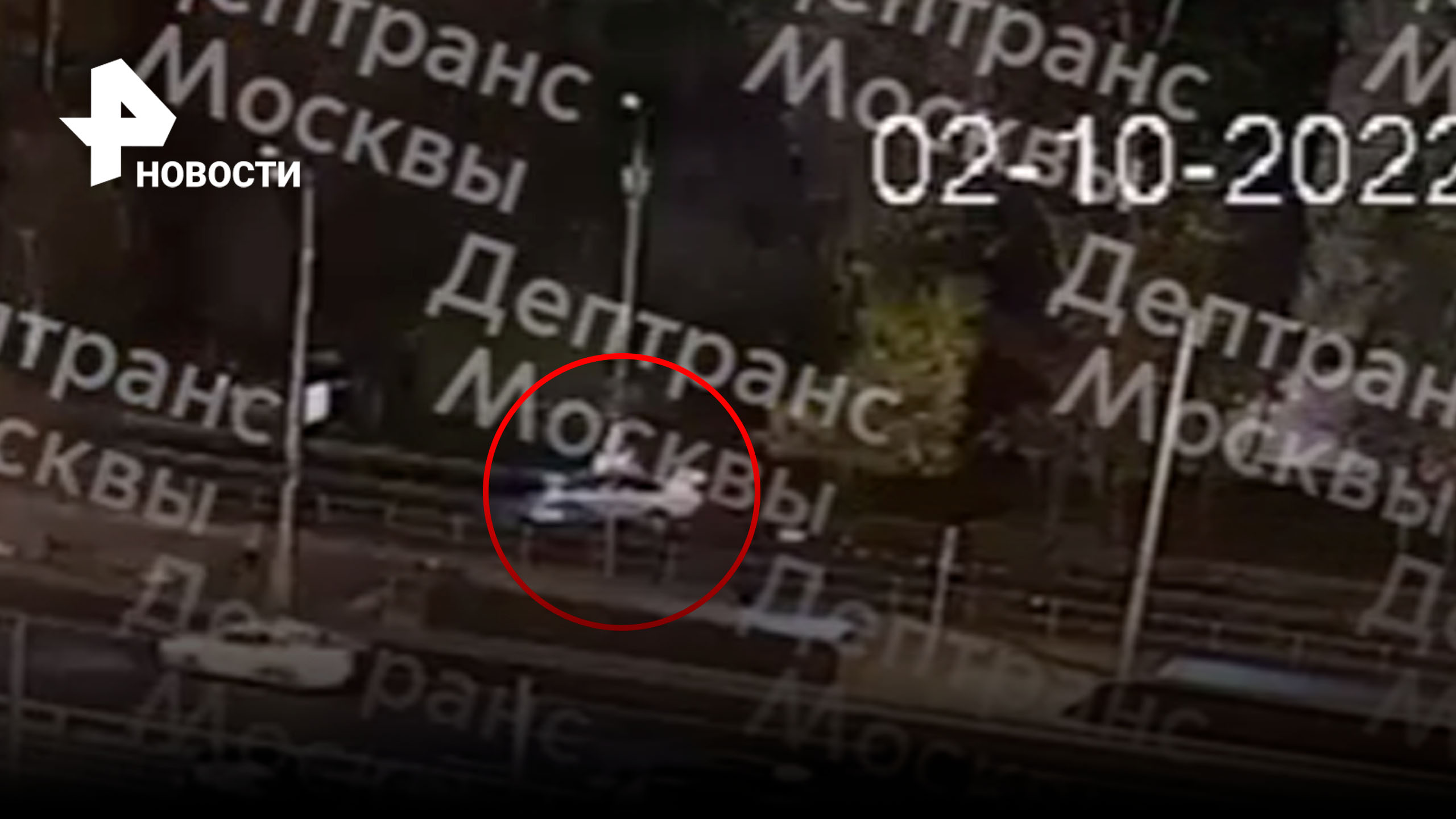 Машина сбила пешехода и врезалась в фонарь в Москве / РЕН Новости