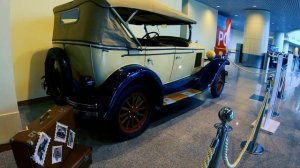 Выставка ретро-автомобилей в зоне прилета аэропорта превращает его в современный музей.