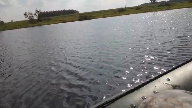 Ловля щуки и окуня на спиннинг с лодки на деревенском пруду