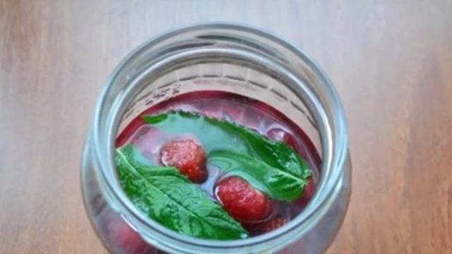 Компот из черешни и клубники на зиму. Безумно ароматный и вкусный.