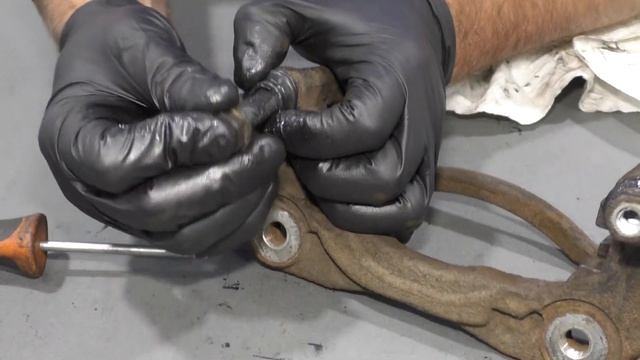 How to Replace Front Brakes 09-13 Toyota RAV4 смотреть онлайн