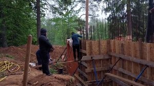 Монтаж опалубки и бетонирование монолитных железобетонных стен и колонн цокольного этажа
