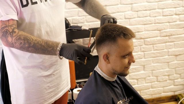 Стрим неудобных вопросов барберу. Барбер бреет налысо. смотреть онлайн