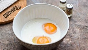 Омлет с помидорами и рукколой