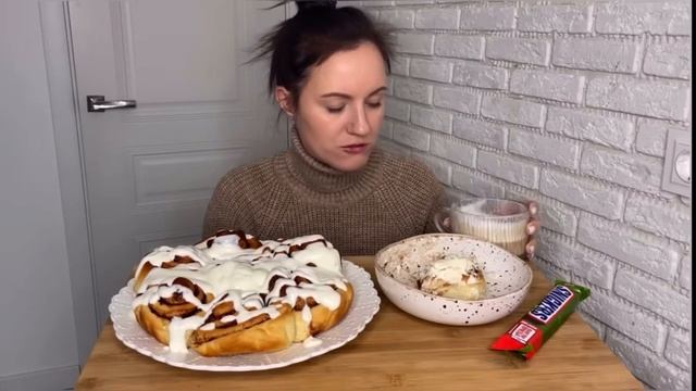 МУКБАНГ БУЛОЧКИ СИННАБОН С КОРИЦЕЙ С НЕЖНЫМ КРЕМОМ CINNABON ТЕСТО КАК ПУХ РЕЦЕПТ mukbang завтрак смотреть онлайн